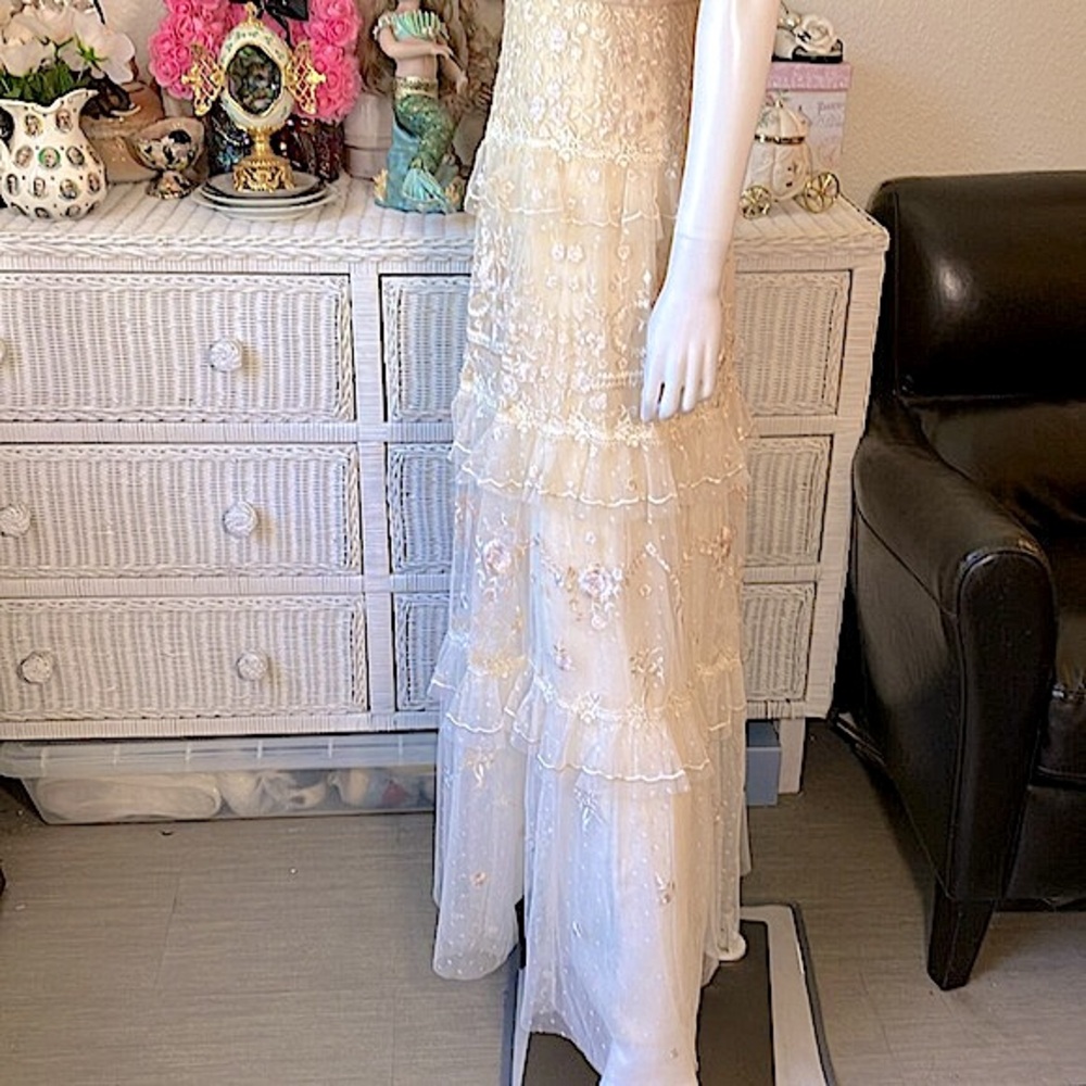 Needle & Thread Francine Lace gown in champagne pink color Size 2 NWT - Picture 9 of 14